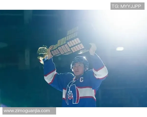 温哥华白帽与急流的激烈对决展现冰球魅力与团队精神 温哥华白帽与急流的激烈对决展现冰球魅力与团队精神